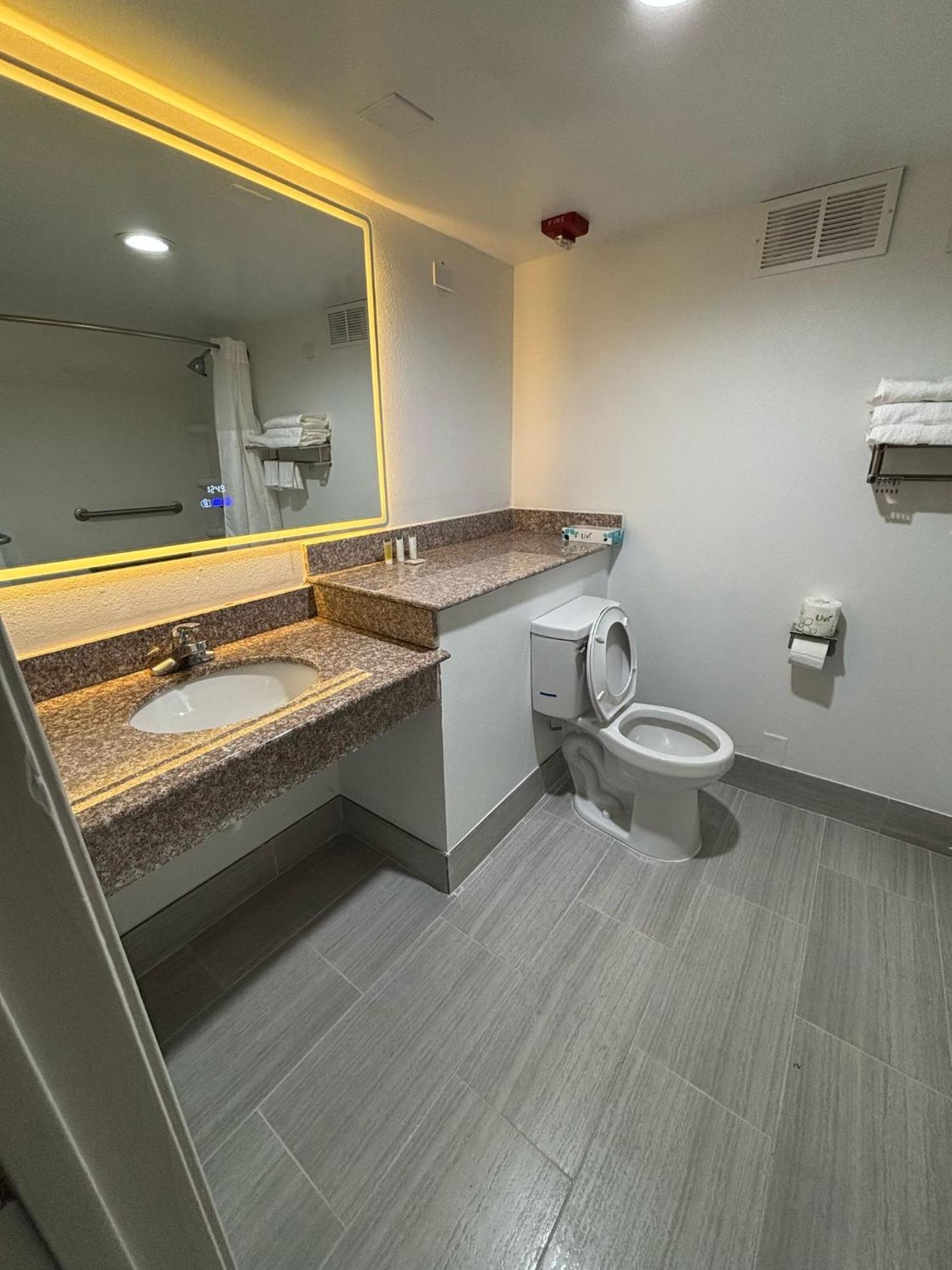 Days Hotel By Wyndham Williamsburg I-64 Екстер'єр фото