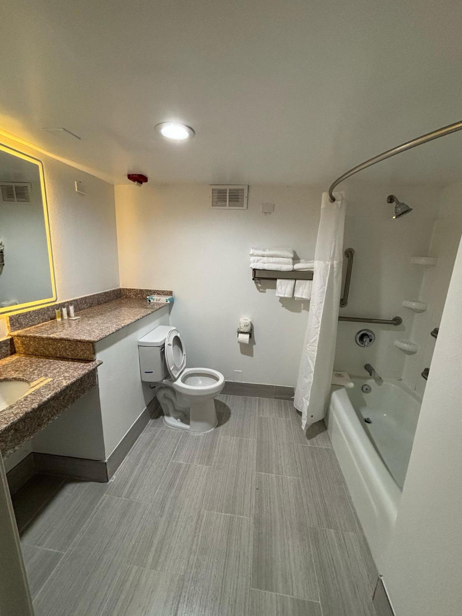Days Hotel By Wyndham Williamsburg I-64 Екстер'єр фото