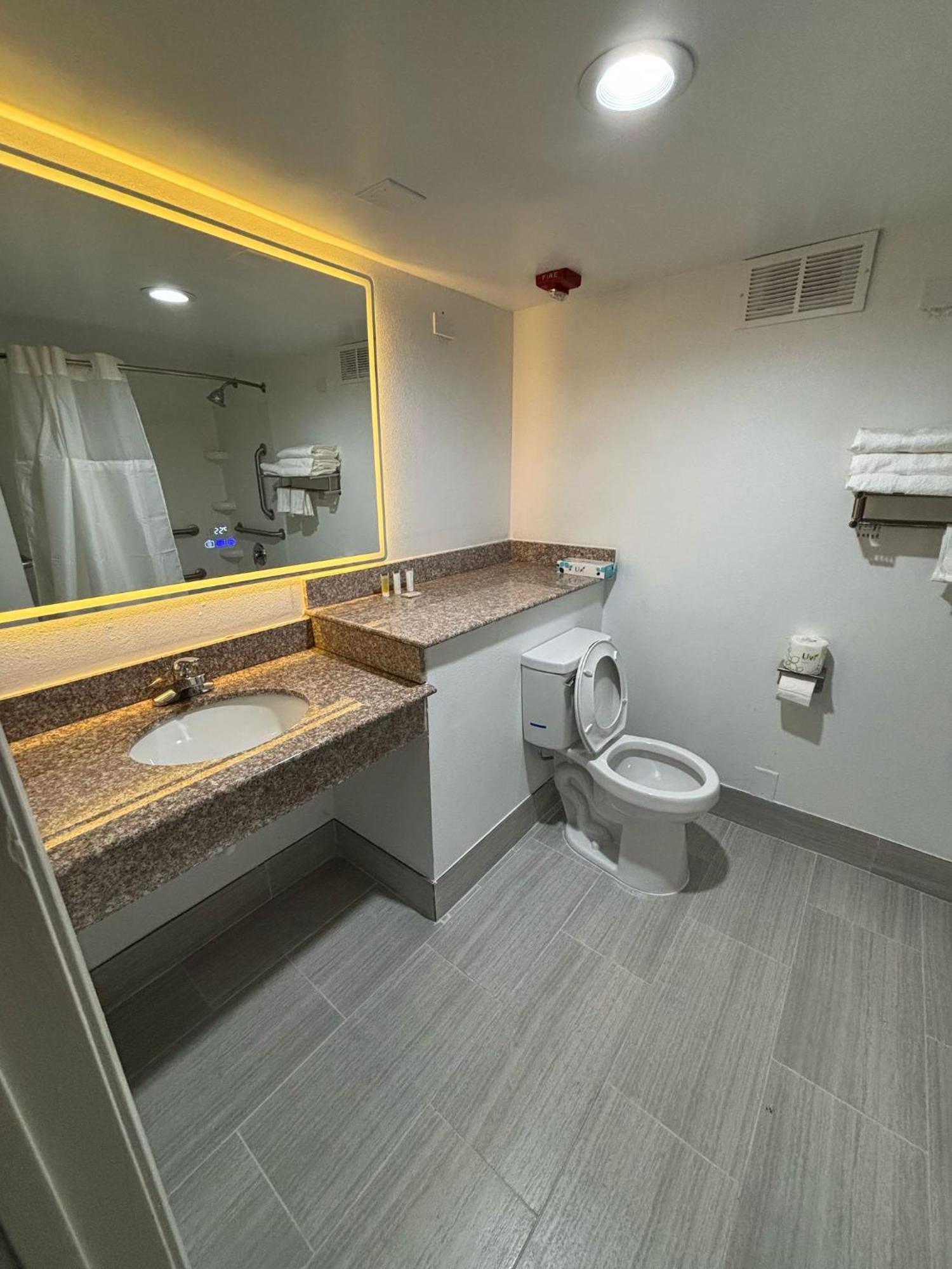 Days Hotel By Wyndham Williamsburg I-64 Екстер'єр фото